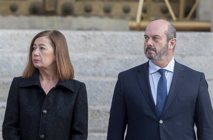 La presidenta del Congreso, Francina Armengol, y el presidente del Senado, Pedro Rollán, durante el acto de Izado Solemne de la bandera de España, frente al Congreso de los Diputados, a 6 de diciembre de 2024, en Madrid (España).