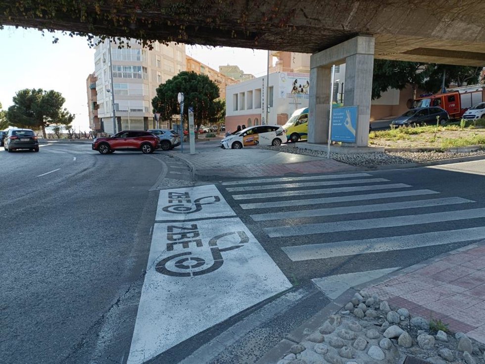Señales de la zona de bajas emisiones (ZBE) a la altura de la avenida de Dénia, en la ciudad de Alicante.