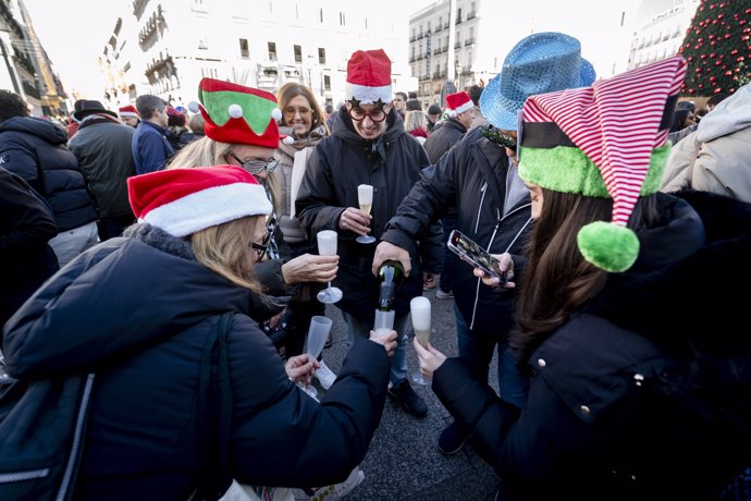 Varias personas durante las Preuvas, en la Puerta del Sol, a 31 de diciembre de 2024, en Madrid (España).