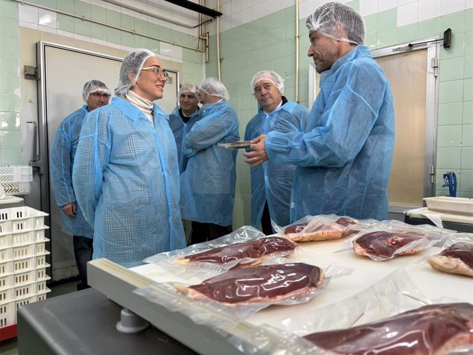 La consejera de Agricultura, Ganadería y Desarrollo Rural, María González Corral,  en su visita a a las instalaciones de la empresa Selectos de Castilla, ubicada en la localidad palentina de Villamartín de Campos.