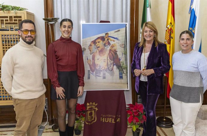 Momento del descubrimiento del boceto del gran mural de Carolina Marín que decorará la fachada del Palacio de Deportes de Huelva.