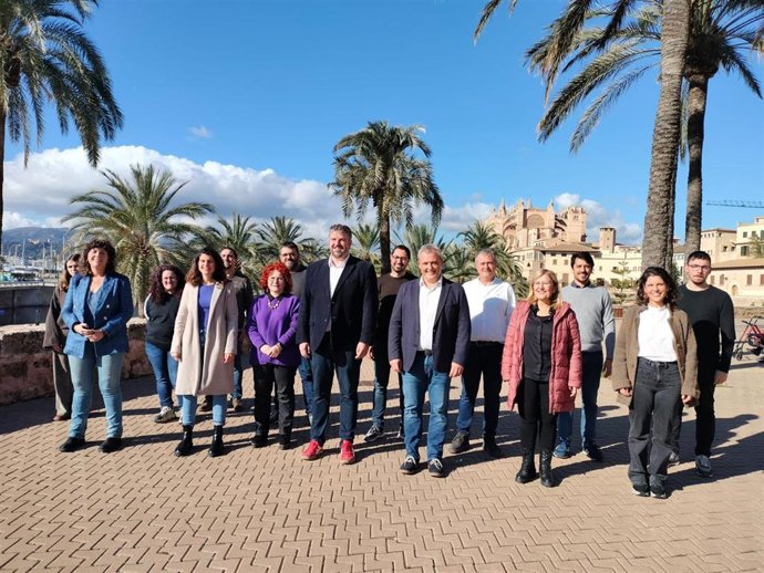 El coordinador de MÉS per Mallorca, Lluís Apesteguia, junto con representantes de la formación en distintas instituciones en la comida popular por la 'Diada de Mallorca'.