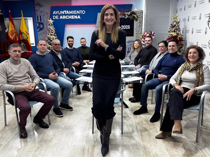 La alcaldesa de Archena, en primer plano, durante la celebración de la Junta de Gobierno municipal