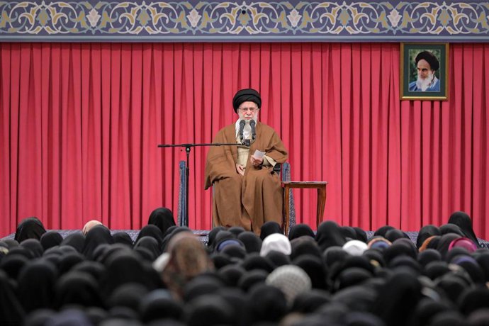 El líder supremo de Irán, el ayatolá Ali Jamenei, se reúne con mujeres