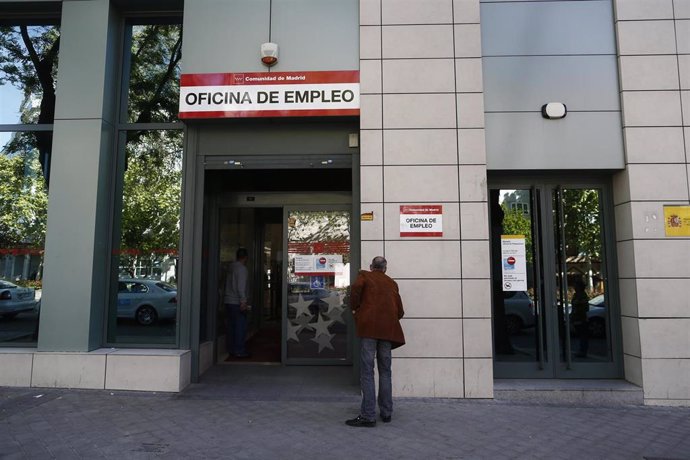 Archivo - Una oficina de empleo.