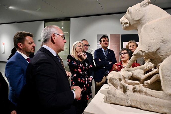 Visita de la consejera de Cultura y Deporte, Patricia del Pozo, entre otras autoridades, al Museo Íbero.