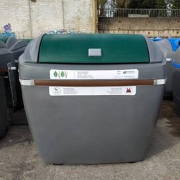 Archivo - Contenedor para la recogida separada de restos de siega y poda destinados al reciclaje, en Gijón