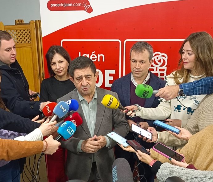 El secretario general del PSOE de Jaén, Francisco Reyes, en una atención a medios. (Foto de archivo).