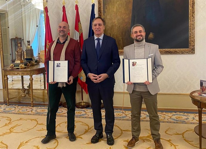 El alcalde de Salamanca, Carlos García Carbayo, entrega los Premios Ciudad de Salamanca de Poesía y Novela 2024 Román Piña Valls y a Ramiro Gairín Muñoz.