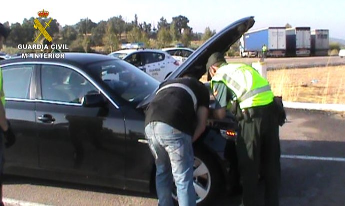 Archivo - Agentes de la Guardia Civil inspeccionan un vehículo.