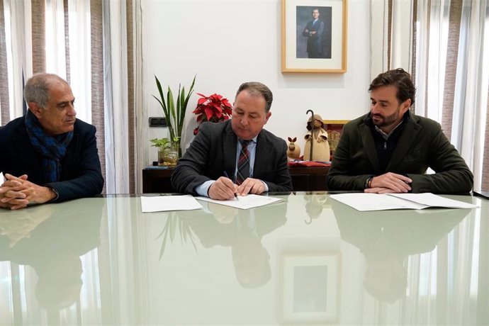 El presidente de la Diputación, David Toscano, y el presidente de la Cámara de Comercio, Daniel Toscano, durante la firma del convenio.