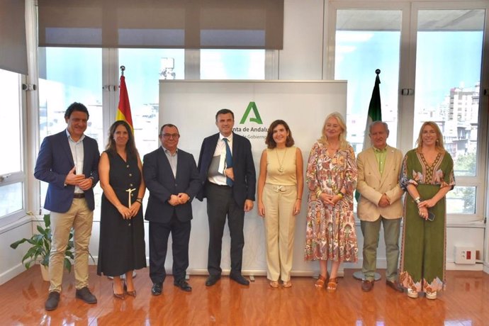 La delegada de la Junta, Mercedes Colombo, junto a los delegados de Empleo y de Industria tras la firma del protocolo con Femca y el Clúster Marítimo Naval.