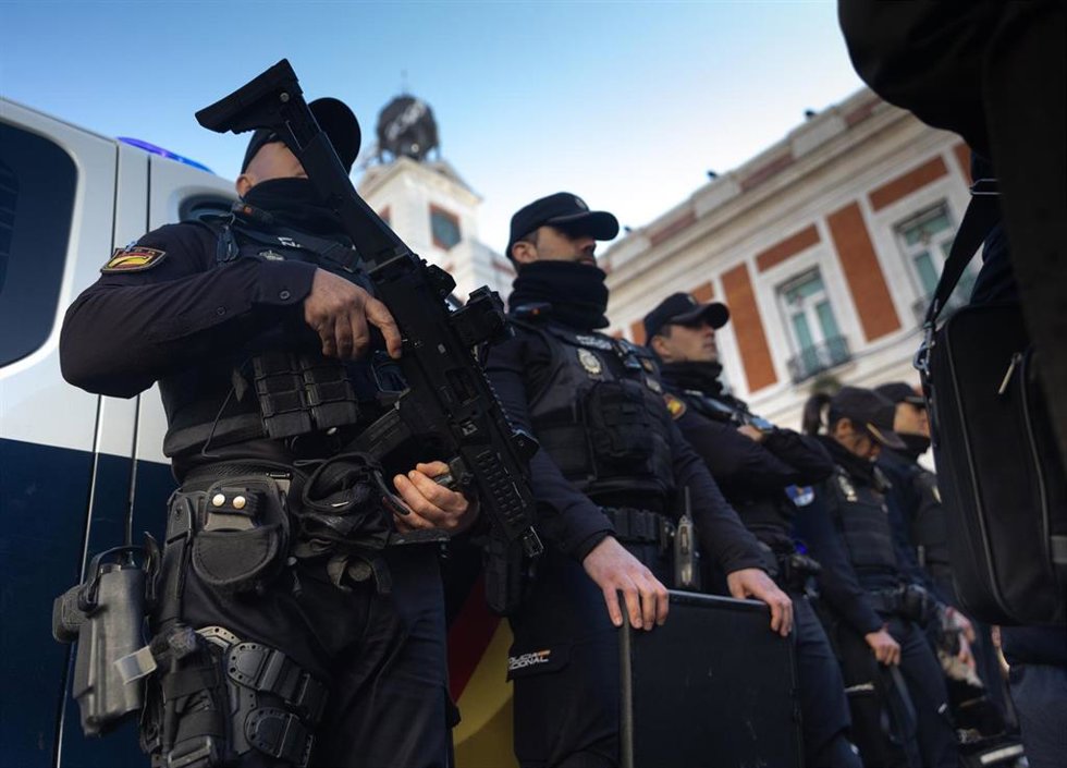 Varios agentes de la Policía Nacional durante la presentación del dispositivo especial de seguridad para las campanadas de fin de año, en la Puerta del Sol, a 30 de diciembre de 2024, en Madrid (España).