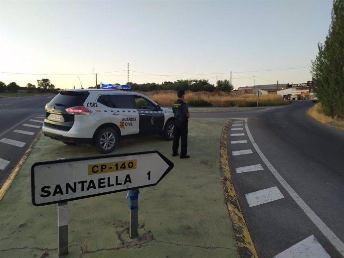 Archivo - Una patrulla de la Guardia Civil en Santaella.