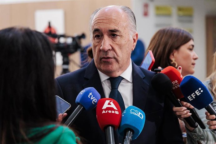 Archivo - El alcalde de Algeciras, José Ignacio Landaluce, atiende a los medios en una imagen de archivo.
