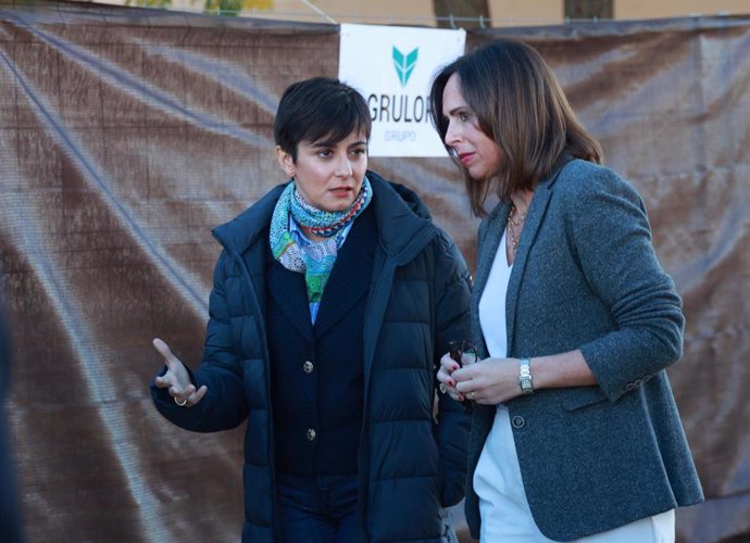 Archivo - La ministra de Vivienda, Isabel Rodríguez, y la consejera de Fomento, Rocío Díaz, en una imagen de archivo. 