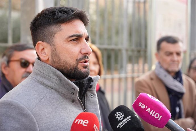 El concejal de IU del Ayuntamiento de Sevilla, Ismael Sánchez, durante una reciente atención a los medios junto a la puerta de La Ranilla. 