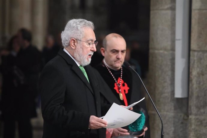 El delegado regio en la ofrenda de Traslación, el presidente del Parlamento, Miguel Santalices.