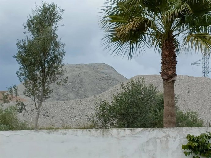 Montañas de cenizas depositadas junto a las instalaciones de Son Reus