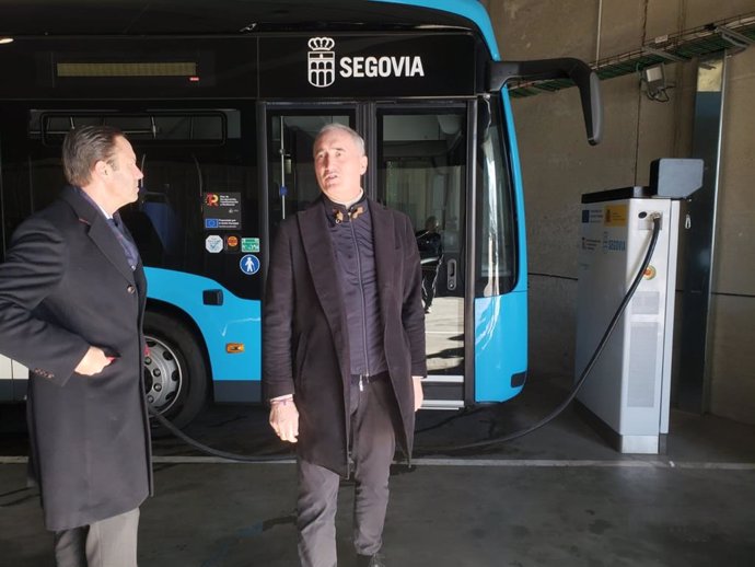 El alcalde de Segovia, José Mazarías (dcha), con el CEO de Avanza, Valentín Alonso, junto a uno de los puntos de carga de los nuevos autobuses