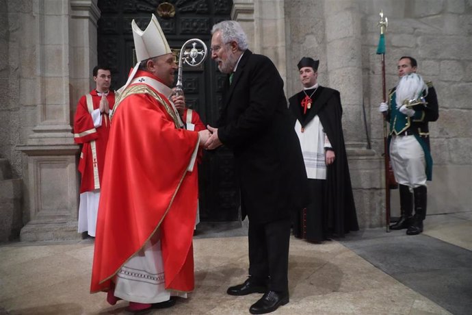 El arzobispo de Santiago, Francisco José Prieto, saluda al delegado regio, Miguel Santalices.