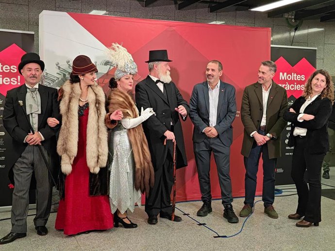 El consejero delegado de TMB, Xavier Flores, junto a algunos de los actores caracterizados en motivo de los 100 años del Metro.