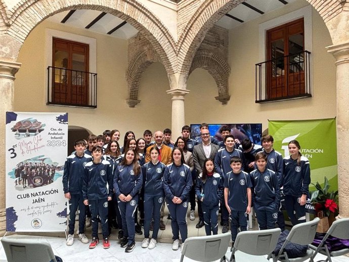 Recepción a los jóvenes nadadores del Club Natación Jaén