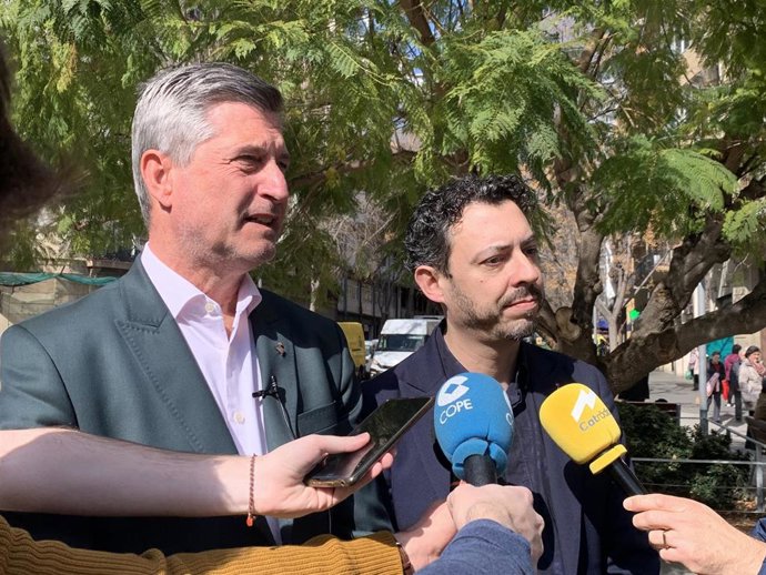 Archivo - El portavoz de Junts en el Ayuntamiento de Barcelona, Jordi Martí, y el concejal del mismo grupo Joan Rodríguez, atienden a los periodistas en el barrio de Sant Antoni.