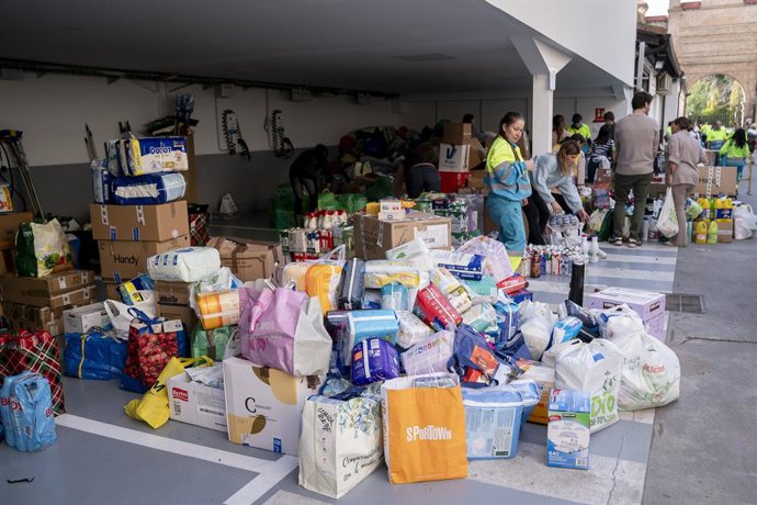 Archivo - Arxiu - Voluntaris organitzen els donatius en el punt de recollida d'ajuda a València de Chamberí, a 3 de novembre del 2024, a Madrid (Espanya)