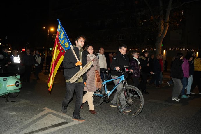 Diverses persones durant la tercera manifestació convocada contra la gestió de la dana del president de la Generalitat