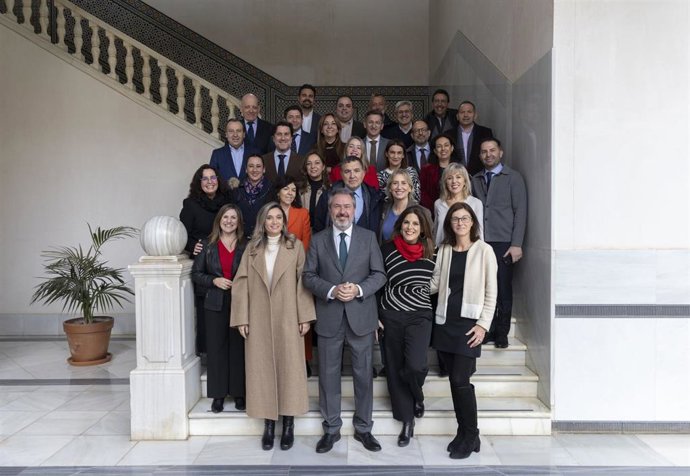Foto de familia del Grupo Socialista en el Parlamento andaluz, presidido por Juan Espadas. (Foto de archivo).