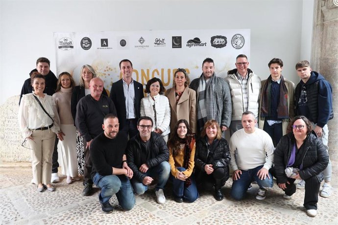 El presidente del Consell de Mallorca, Llorenç Galmés, con los finalistas de la II edición del Concurso de Escaparates de Navidad de la 'part forana'.