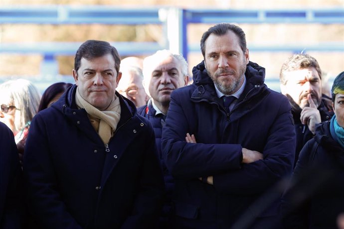 El ministro de Transportes, Óscar Puente, junto a los presidentesde Galicia y Castilla León, Alfonso Rueda y Alfonso Fernández Mañueco, en la reapertura al tráfico el viaducto de O Castro en la A6.