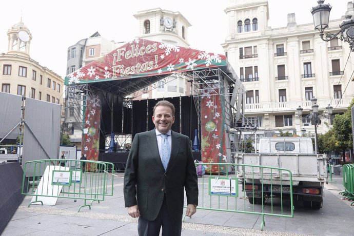 Archivo - El delegado de Fiestas y Tradiciones del Ayuntamiento de Córdoba, Julián Urbano, en una imagen de archivo, ante el escenario en las Tendillas para celebrar la Fiesta de Fin de Año.