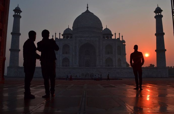 Archivo - 07 November 2021, India, Agra: People observe the sunrise at Taj Mahal mausoleum. Photo: Pawan Sharma/PTI/dpa