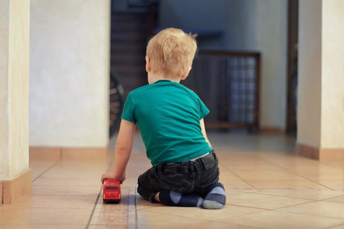 Archivo - Niño jugando.