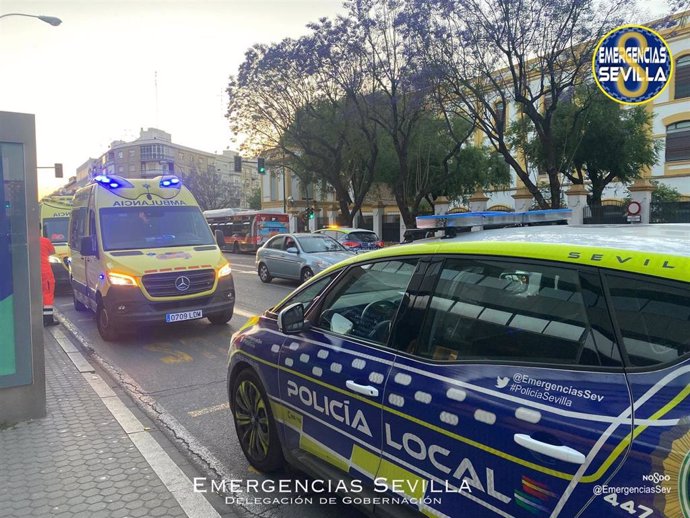 Archivo - Servicios sanitarios y Policía Local de Sevilla.