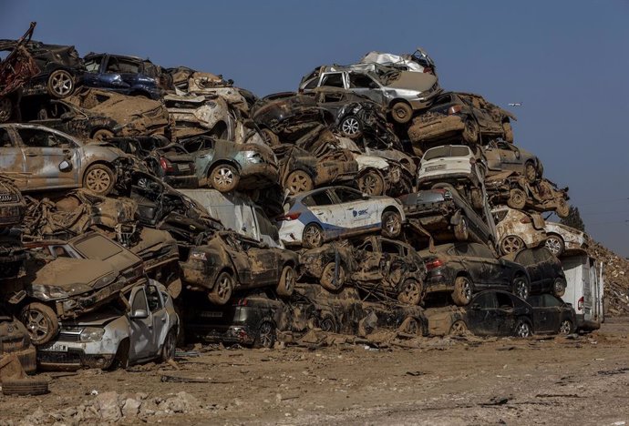 Archivo - Arxive - Desballestament de vehicles afectats per la dana en un polígon de Catarroja, un mes del pas de la DANA per València, a 29 de novembre de 2024, a Catarroja, València