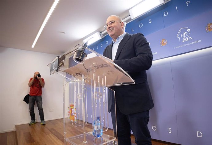 El portavoz del PP en el Congreso, Miguel Tellado, durante una rueda de prensa, en el Congreso de los Diputados, a 30 de diciembre de 2024, en Madrid (España).