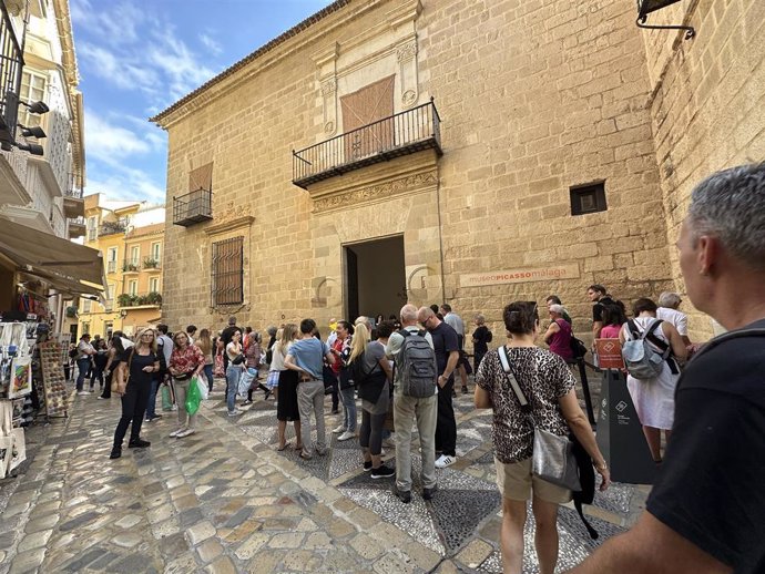 Visitantes en la entrada principal del Museo Picasso Málaga en la calle San Agustín  Museo Picasso Málaga.