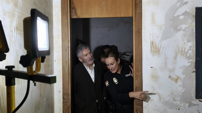 El ministro del Interior, Fernando Grande-Marlaska, durante su visita a instalaciones de Policía Nacional y Guardia Civil afectadas por la DANA.