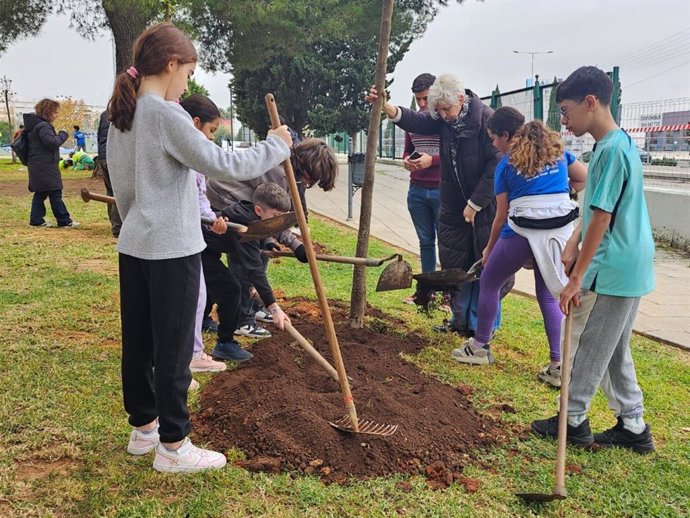 Jornada de plantación en el marco del Plan de Reforestación de Alcalá de Guadaíra.