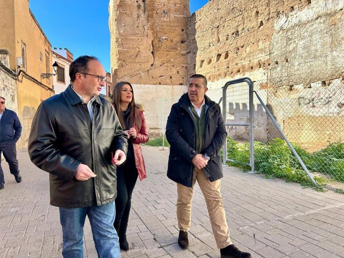 José Ayala en su visita a la muralla acompañados por los concejales Manuel Fernández y Azucena Cepedello