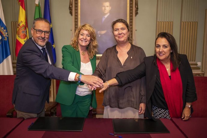 Archivo - Firma del convenio entre el Ayuntamiento de Huelva y Cruz Roja.