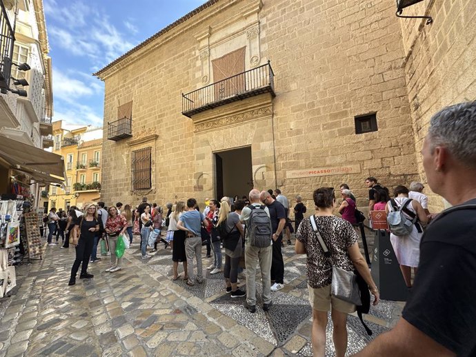 Visitantes en la entrada principal del Museo Picasso Málaga en la calle San Agustín  Museo Picasso Málaga.