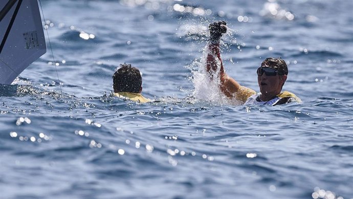 Archivo - Florian Trittel celebra en el agua junto a Diego Botín la medalla de oro en 49er en Paris 2024