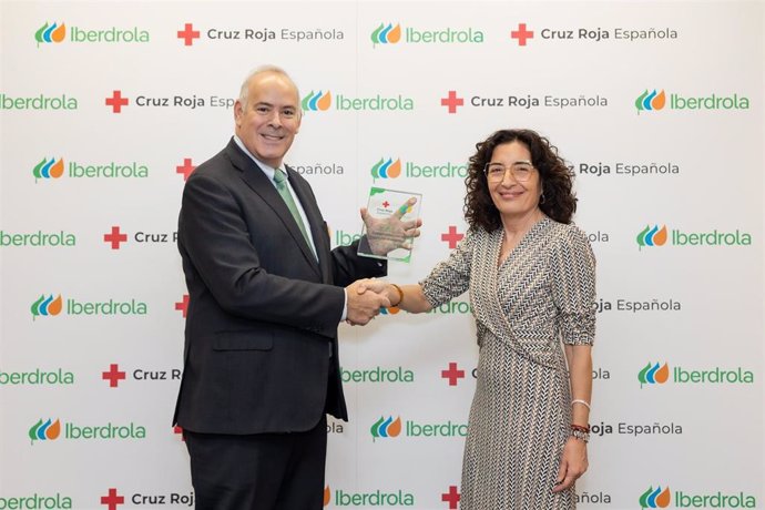 Mario Ruiz-Tagle, CEO de Iberdrola España y María del Mar Pageo, presidenta de Cruz Roja Española.