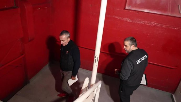 Agentes de la Ertzaintza inspeccionan un local.