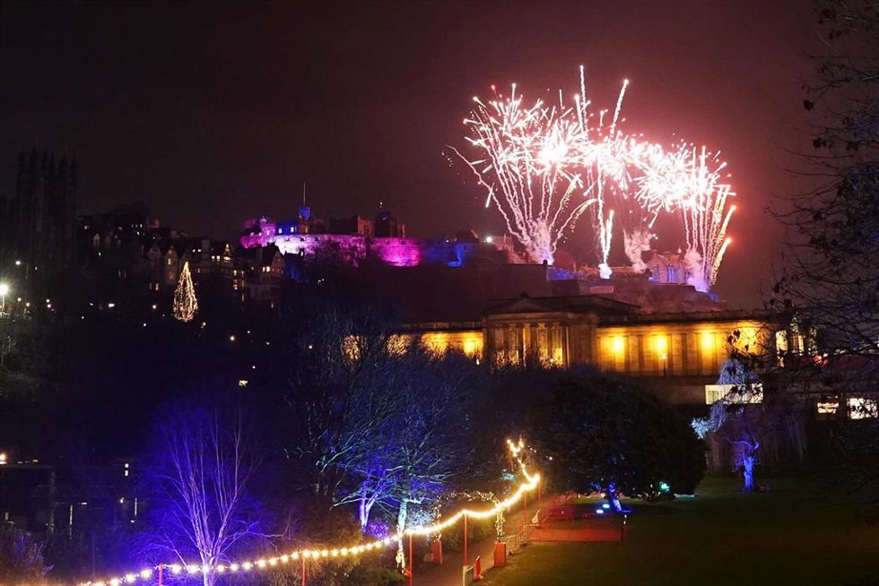 Archivo - Imagen de archivo de castillo de fuegos artificiales en Edimburgo durante la nochevieja de 2023.