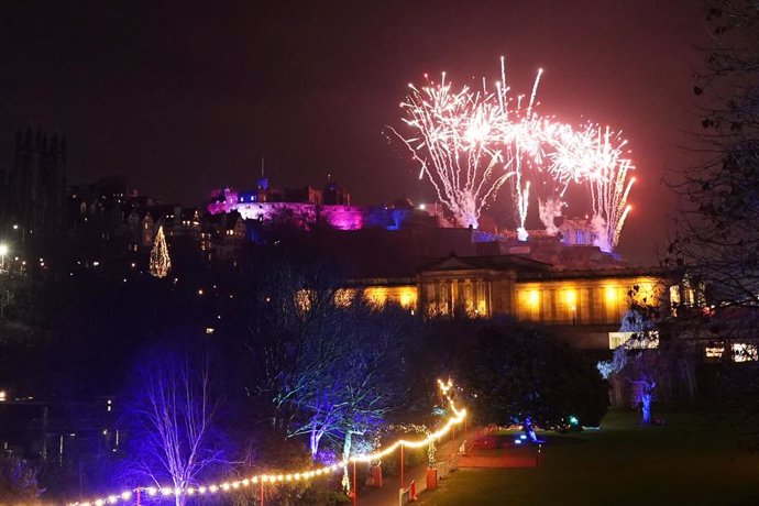 Archivo - 31 December 2023, United Kingdom, Edinburgh: Fireworks explode over Edinburgh Castle during the street party for Hogmanay New Year celebrations. Photo: Jane Barlow/PA Wire/dpa